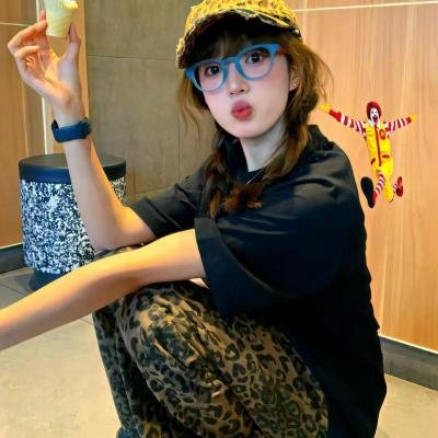 蒙娜丽莎与血月亮